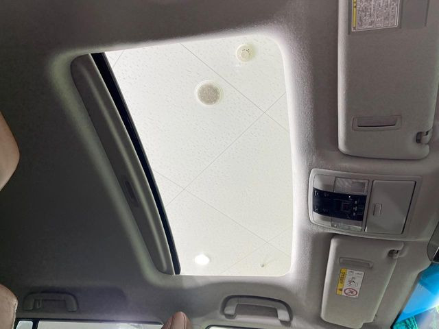 【サンルーフ】開放感たっぷりの希少装備、サンルーフが装着されています!車内に明かりを取り入れたり景色を楽しむ以外にも、車内の空気も簡単に換気できて快適です!