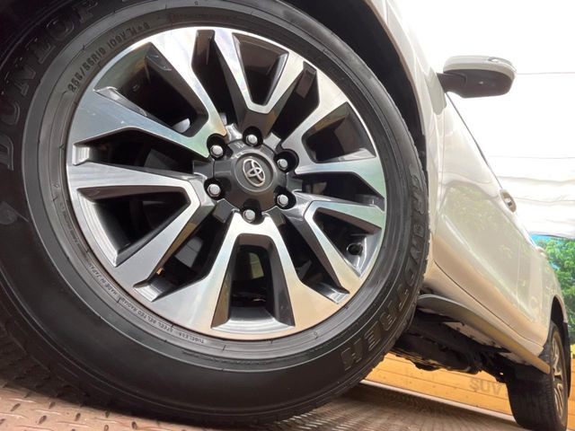 【純正オプション19インチアルミホイール】純正オプションホイールを装着。走行性能の向上に加え、外観もよりスタイリッシュになっています。