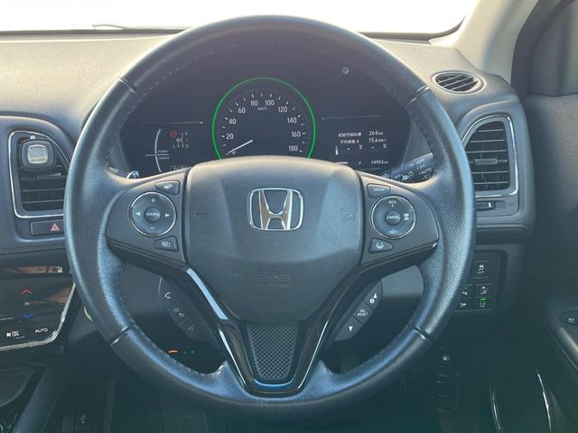 �C���e���A�ɍ��킹���f�U�C���̃X�e�A�����O�́A�^�]�������̂��Ƃ��l���A�^�]���₷���`��A�傫���ł��B�����x�A���ۂɐG���Ă��m���߂��������B