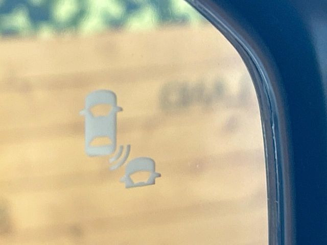 【ブラインドスポットインフォメーション】走行中、ドアミラーの死角になりやすい箇所に後続車が接近するとサイドミラー付近に警告を表示、ドライバーに注意喚起をしてくれます。