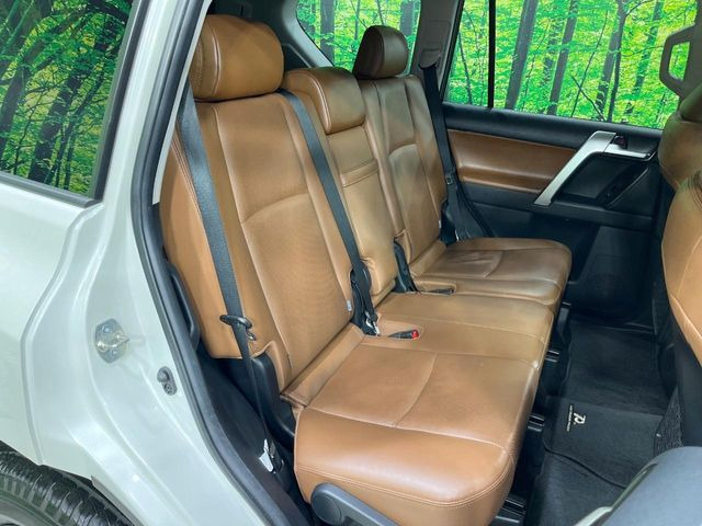 後部座席も気になるようなキズ・汚れやへたり等、大きなダメージはなく、良好な状態です。