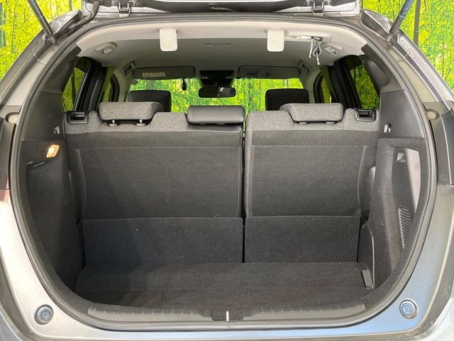 ���i�̂���������ʋ΁A���}���ɏ\���ȉ׎��X�y�[�X���m�ۂ��Ă���܂��B�Z�J���h�V�[�g��|���ƁA�傫�ȉו��̐ύڂ��\�ł���