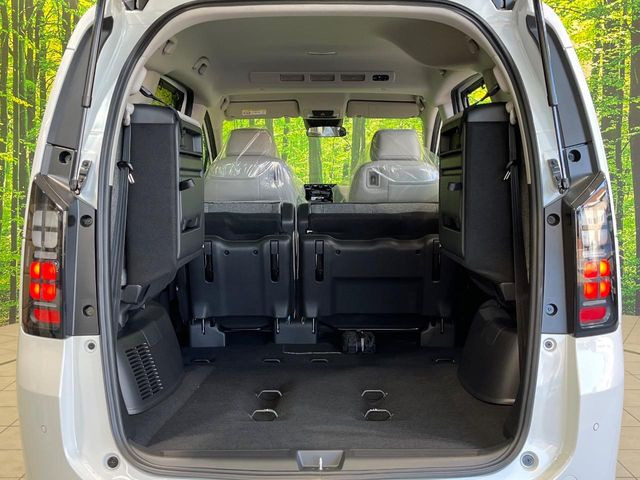 ���i�̂���������ʋ΁A���}���ɏ\���ȉ׎��X�y�[�X���m�ۂ��Ă���܂��B�Z�J���h�V�[�g��|���ƁA�傫�ȉו��̐ύڂ��\�ł���