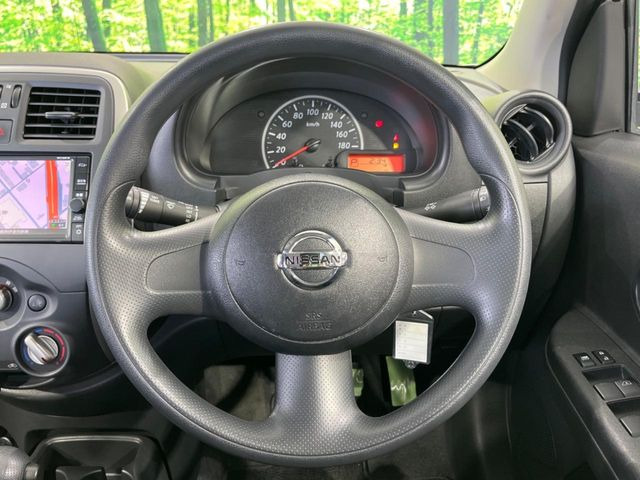 �C���e���A�ɍ��킹���f�U�C���̃X�e�A�����O�́A�^�]�������̂��Ƃ��l���A�^�]���₷���`��A�傫���ł��B�����x�A���ۂɐG���Ă��m���߂��������B