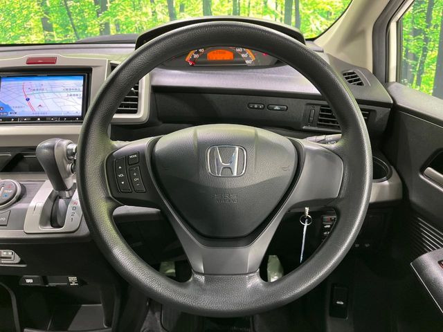 �C���e���A�ɍ��킹���f�U�C���̃X�e�A�����O�́A�^�]�������̂��Ƃ��l���A�^�]���₷���`��A�傫���ł��B�����x�A���ۂɐG���Ă��m���߂��������B