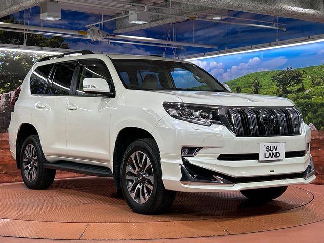 高透明度のガラス皮膜で撥水はもちろん、上質なツヤ・光沢を実現。紫外線や酸性雨から大切な愛車を保護し、色あせ・劣化を防止。「弾スプラッシュコート」、「弾プリミッサコート」からお選びいただけます。