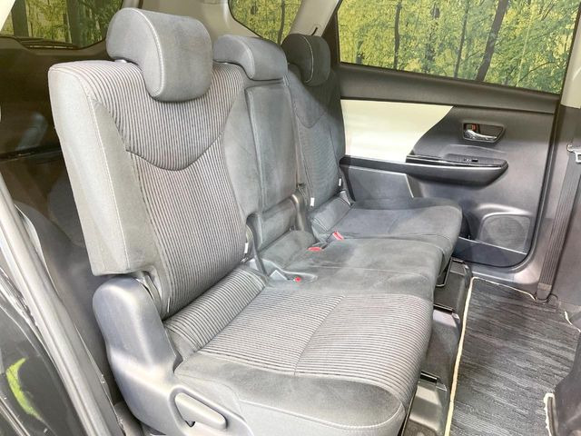 広々とした2列目シートは居住性が高く、居心地も快適!友達や家族とのお出かけにぴったりです。ベビーシートやチャイルドシート使用時も快適にお過ごしいただける十分な空間を確保しています。