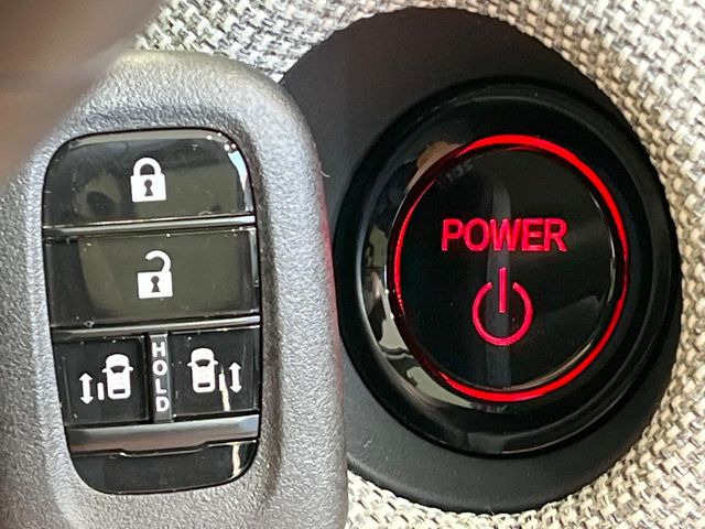 �yHonda�X�}�[�g�L�[�z�J�o����|�P�b�g�ɓ��ꂽ�܂܂ł��h�A�̎{���E�������\�ȃX�}�[�g�L�[�𑕔��B�G���W���̃I���E�I�t�����J�M�����o���K�v����������Ƃ��Ă��֗��ł���