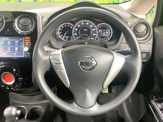 �C���e���A�ɍ��킹���f�U�C���̃X�e�A�����O�́A�^�]�������̂��Ƃ��l���A�^�]���₷���`��A�傫���ł��B�����x�A���ۂɐG���Ă��m���߂��������B