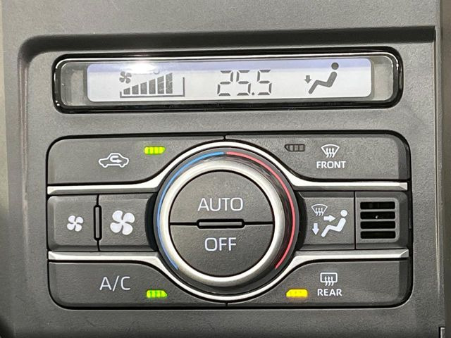 【オートエアコン】一度お好みの温度に設定すれば、車内の温度を検知し風量や温度を自動で調整。暑い&hellip;寒い&hellip;と何度もスイッチ操作をする必要はありません。快適な車内空間には必須の機能ですね♪