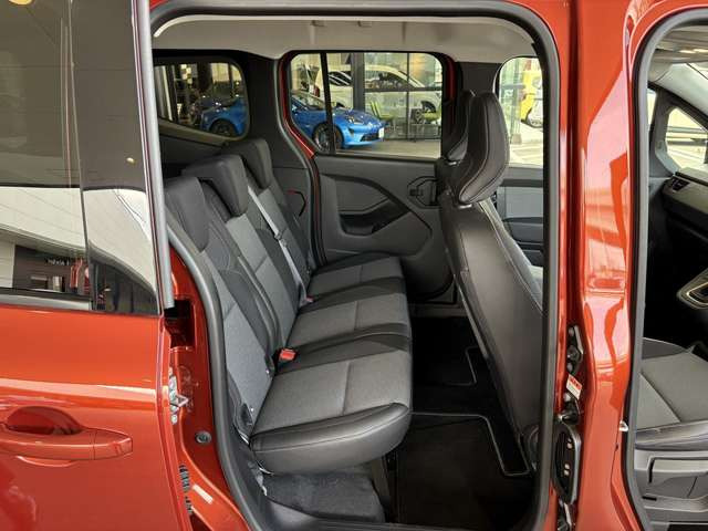 �V�^���m�[�u�J���O�[(Kangoo)�v�̔������L�O���A�u�N���A�e�B�t�v�x�[�X�̓��ʎd�l�ԁu�v���~�G�[�� �G�f�B�V�����v�{�f�B�J���[�́u�u���E�� �e���R�b�^M�v