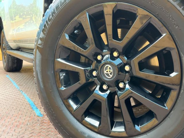 �y�O���[�h��p����18�C���`�A���~�z�C�[���z�f�U�C�����̍��������A���~�z�C�[���𑕒����Ă���܂��B�e��ЊO�A���~�z�C�[����A�X�^�b�h���X�^�C�����戵�����Ă���܂��B���񂲑��k����������