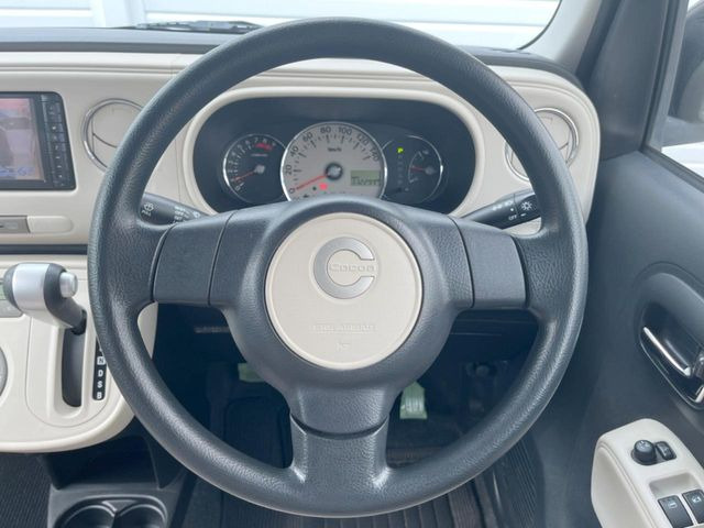 �C���e���A�ɍ��킹���f�U�C���̃X�e�A�����O�́A�^�]�������̂��Ƃ��l���A�^�]���₷���`��A�傫���ł��B�����x�A���ۂɐG���Ă��m���߂��������B