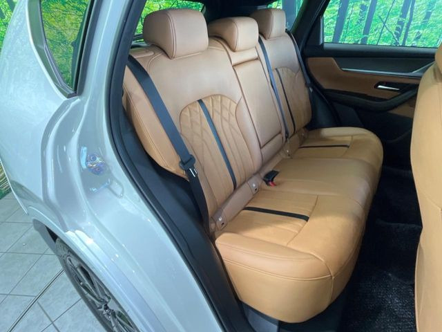 後部座席も気になるようなキズ・汚れやへたり等、大きなダメージはなく、良好な状態です。
