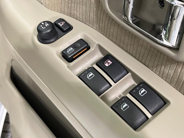 �y�d���i�[�~���[�z�T�C�h�~���[�͓d���i�[���ƂȂ��Ă���A�������ԏ�ł��L�Y�������X�N��}�����܂��B