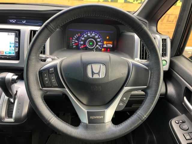 �y�����v�����X�e�A�����O�z�㎿�Ȋv���g�p���邱�ƂŁA��ɂ����������݂ƂĂ��^�]���₷���n���h���ł���