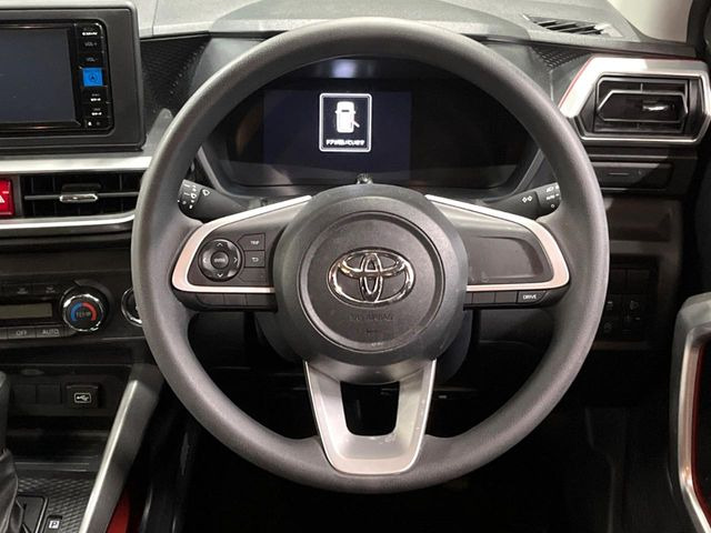 インテリアに合わせたデザインのステアリングは、運転される方のことも考え、運転しやすい形状、大きさです。是非一度、実際に触ってお確かめください。