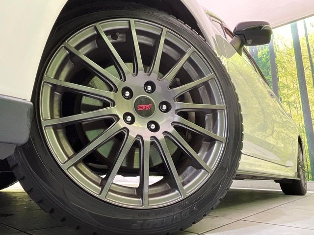 �y����18�C���`�A���~�z�C�[���z�O�ςɃ}�b�`���������A���~�z�C�[���𑕒����Ă���܂��B�e��ЊO�A���~�z�C�[����A�X�^�b�h���X�^�C�����戵�����Ă���܂��B���񂲑��k����������