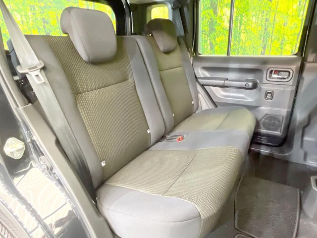 後部座席も気になるようなキズ・汚れやへたり等、大きなダメージはなく、良好な状態です。