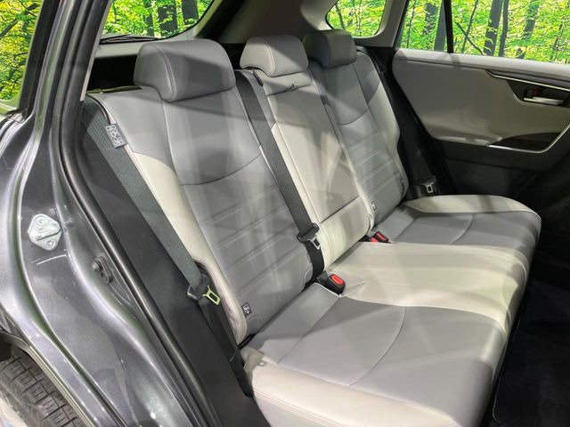 【合皮レザーシート】汚れのふき取りが容易でメンテナンスもが簡単な、機能性に優れる合成皮革を採用した上質なシートです。座り心地もよく、高級感あふれる心地良い車内空間を演出してくれます。