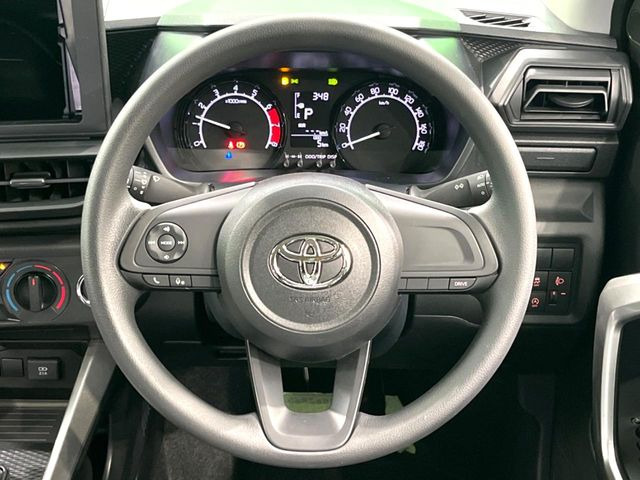 �C���e���A�ɍ��킹���f�U�C���̃X�e�A�����O�́A�^�]�������̂��Ƃ��l���A�^�]���₷���`��A�傫���ł��B�����x�A���ۂɐG���Ă��m���߂��������B