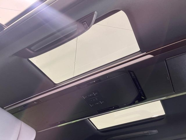 【左右独立ムーンルーフ】2列目左右席にそれぞれ配置されたガラスルーフ!日差しに合わせて片側だけシェードを閉めることも可能です!