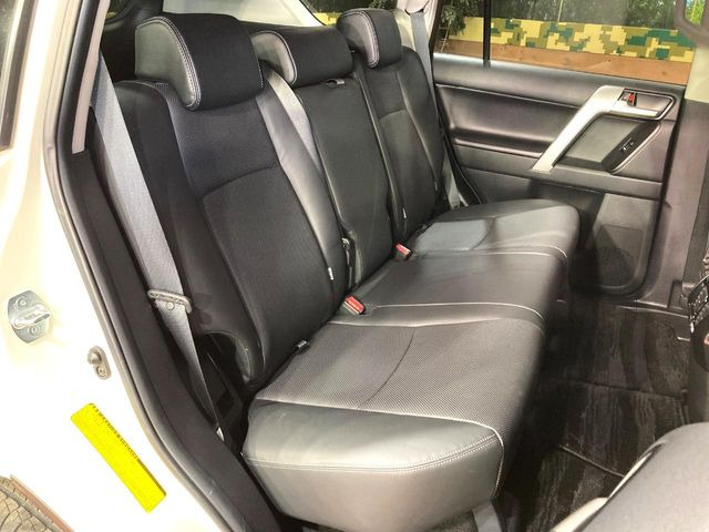 後部座席も気になるようなキズ・汚れやへたり等、大きなダメージはなく、良好な状態です。