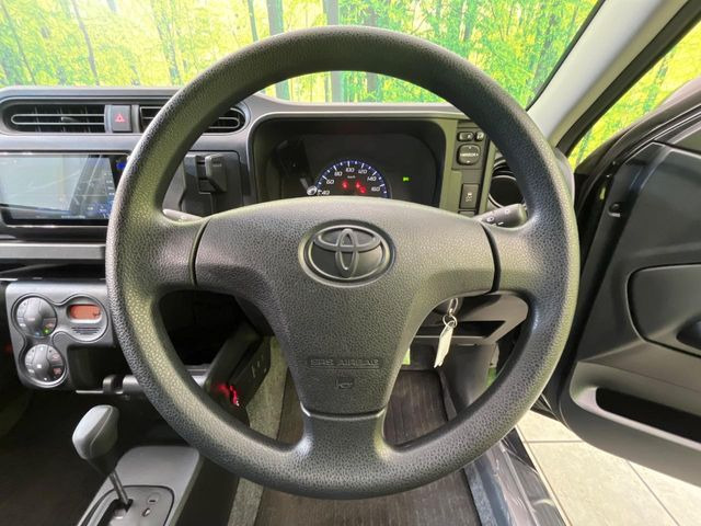 �C���e���A�ɍ��킹���f�U�C���̃X�e�A�����O�́A�^�]�������̂��Ƃ��l���A�^�]���₷���`��A�傫���ł��B�����x�A���ۂɐG���Ă��m���߂��������B