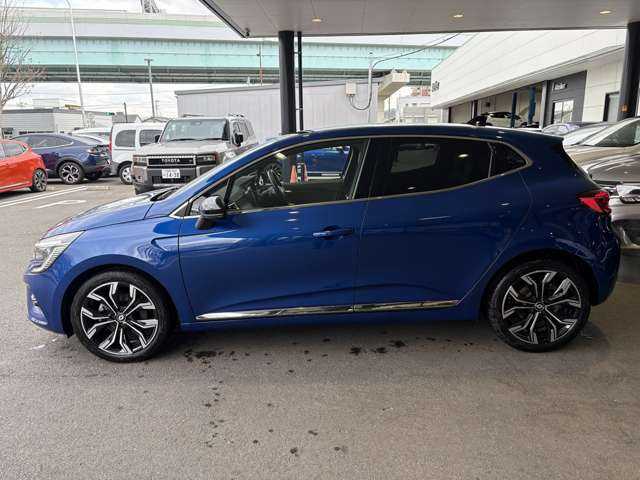 ���[���Z���^�����O�A�V�X�g(�Ԑ������ێ��x��/�C���e���X �e�b�N�p�b�N)�ȂǁA���ʂȐ�i�^�]�x���V�X�e��������邱�ƂŁA�^�]����̕��ׂ�ጸ���A���S�������߂��B