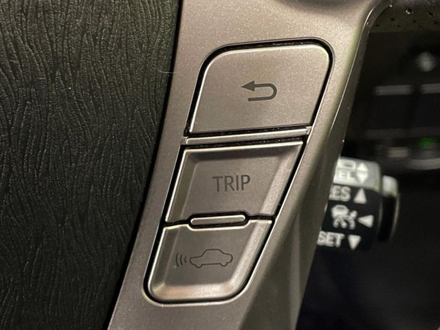 【プリクラッシュセーフティ】前方の車両等を検知し、衝突しそうな時は警報で注意を促し、ブレーキを踏む力をサポート。ブレーキを踏めなかった場合は衝突被害軽減ブレーキが作動、衝突回避をサポートします。