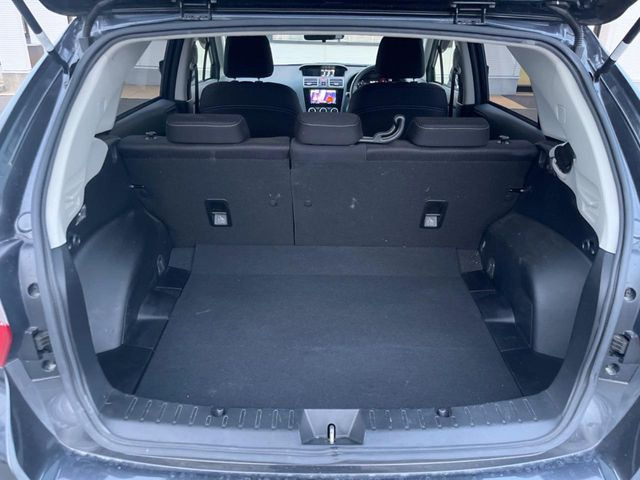 ���i�̂���������ʋ΁A���}���ɏ\���ȉ׎��X�y�[�X���m�ۂ��Ă���܂��B�Z�J���h�V�[�g��|���ƁA�傫�ȉו��̐ύڂ��\�ł���