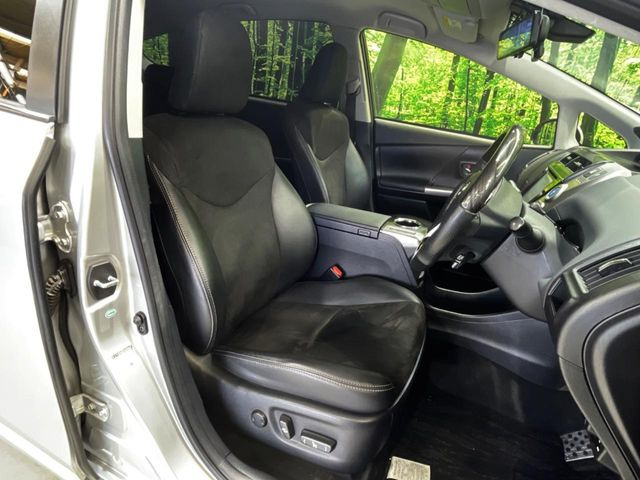 【ハーフレザーシート】高級感と座り心地を両立した人気のシート♪背面・座面のファブリック素材は、通気性の良さや滑りにくさに優れています。気温や服装に左右されず快適にお乗りいただけます。