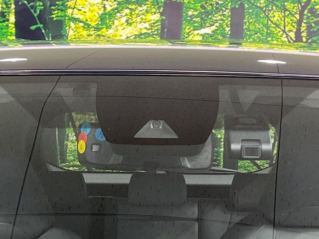 【トヨタセーフティセンス】走行中に前方の車両等を認識し、衝突しそうな時は警報とブレーキで衝突回避と被害軽減をアシスト。より安全にドライブをお楽しみいただけます。