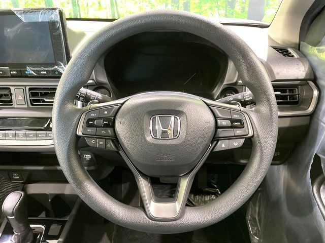 �C���e���A�ɍ��킹���f�U�C���̃X�e�A�����O�́A�^�]�������̂��Ƃ��l���A�^�]���₷���`��A�傫���ł��B�����x�A���ۂɐG���Ă��m���߂��������B