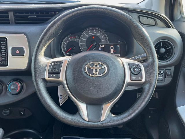 �C���e���A�ɍ��킹���f�U�C���̃X�e�A�����O�́A�^�]�������̂��Ƃ��l���A�^�]���₷���`��A�傫���ł��B�����x�A���ۂɐG���Ă��m���߂��������B