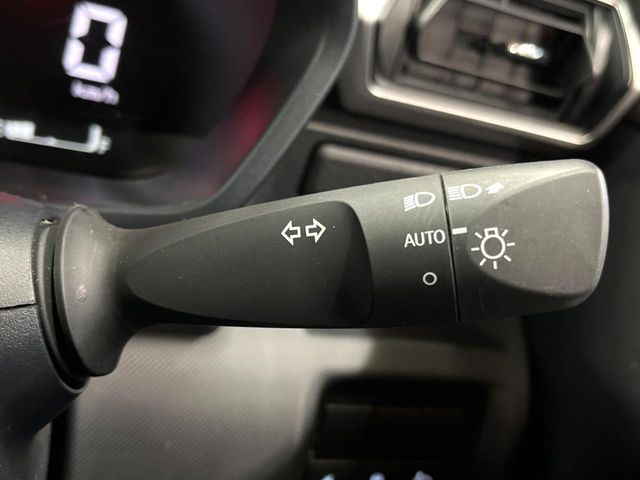 【オートライト】周りの明るさに応じて自動でヘッドライトの点灯・消灯ができる機能です!ライトの付け忘れ・消し忘れなどが無くなり、雨の日や夕方の走行も安心!トンネル通過時も便利ですね♪