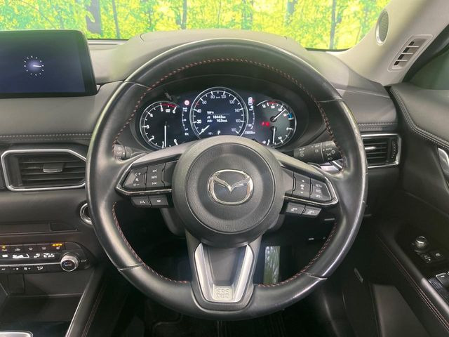 �C���e���A�ɍ��킹���f�U�C���̃X�e�A�����O�́A�^�]�������̂��Ƃ��l���A�^�]���₷���`��A�傫���ł��B�����x�A���ۂɐG���Ă��m���߂��������B