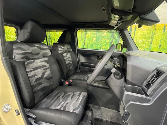 運転席シート廻りは使用感も少なく、良好な状態となっています。前オーナー様が丁寧に使っていたことがよくわかりますね。