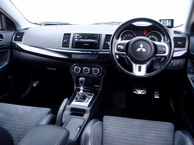 �������Y��Ƀ��[���N���[�j���O�ς݂ƂȂ�܂��B���΂��̌��ȏL����F���܂̏L����������܂���B����]�ɉ�����RECARO���Ȃǂ̃X�|�[�c�V�[�g�ɕύX���\�ł��B���C�y�ɂ����k�������܂�