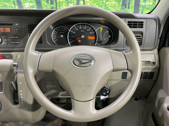 �C���e���A�ɍ��킹���f�U�C���̃X�e�A�����O�́A�^�]�������̂��Ƃ��l���A�^�]���₷���`��A�傫���ł��B�����x�A���ۂɐG���Ă��m���߂��������B