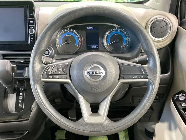 �C���e���A�ɍ��킹���f�U�C���̃X�e�A�����O�́A�^�]�������̂��Ƃ��l���A�^�]���₷���`��A�傫���ł��B�����x�A���ۂɐG���Ă��m���߂��������B