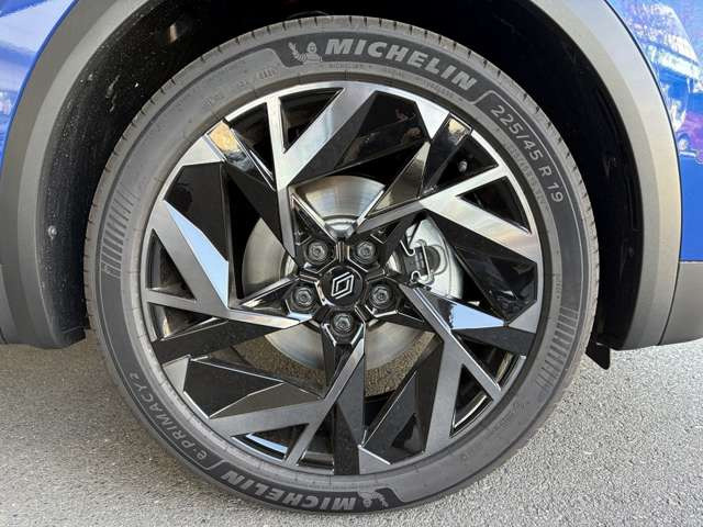 �G�N�X�e���A�́A���_���ōۗ��V�������m�[�f�U�C�����̗p�B