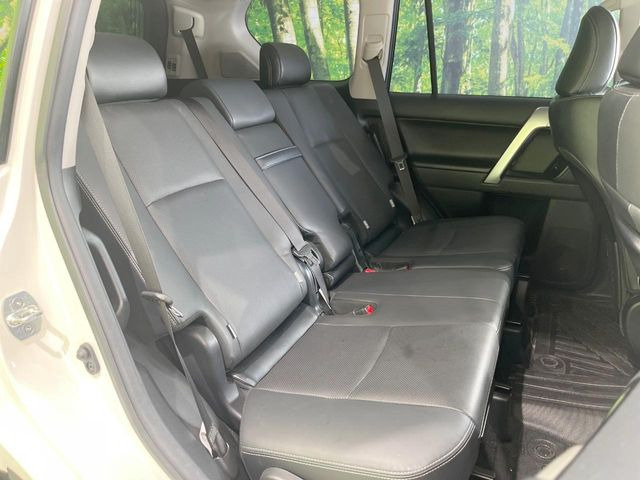 後部座席も気になるようなキズ・汚れやへたり等、大きなダメージはなく、良好な状態です。
