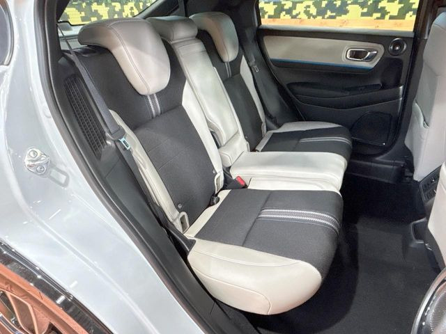 後部座席も気になるようなキズ・汚れやへたり等、大きなダメージはなく、良好な状態です。