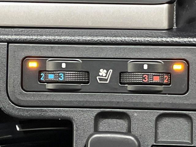 【シートベンチレーション】夏場は涼しい風でお尻や背中の熱やムレを防ぎ、冬はエアコンよりも早く温まってポカポカに!季節を問わず快適に過ごせます。