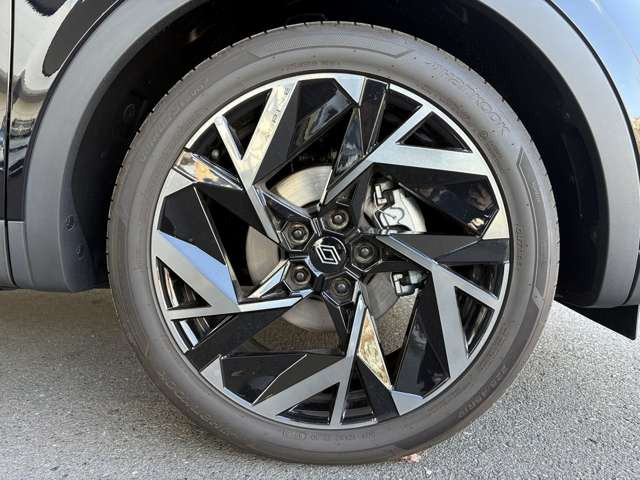 �t�����g�G���h�ɑ������ꂽ�t���b�g�f�U�C���̐V�����G���u�����ƁA�n�[�t�_�C�������h�V�F�C�v�����̓I�ɕ����яオ��a�V�ȃt�����g�O�����̑g�������A�G���K���g�ŉ��s���̂���\���^���Ă���B