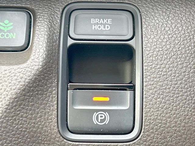 �y�I�[�g�u���[�L�z�[���h�z�M���҂���a�؂Œ�Ԏ��Ƀu���[�L���瑫�𗣂��Ă��A��~��Ԃ�ێ����Ă���܂��B�O�i����Ƃ��̓A�N�Z���𓥂߂Ύ����ŉ��������̂ň��S��X���^�]���y�ɂȂ�܂���