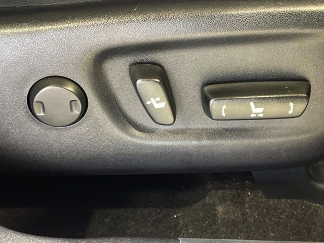 【パワーシート】スイッチ一つで簡単にシートの微調整が可能!電動だから力もいりません!快適なシートポジションにセットして、快適なドライブをお楽しみください。