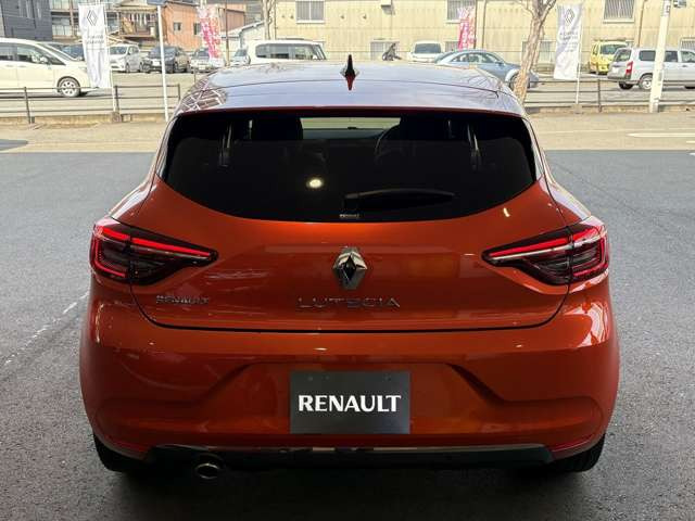 �C���e���A�́A�R���p�N�g�J�[�̘g�𒴂����m�o�i���ƁA�X�}�[�g�R�N�s�b�g�ƌĂ΂��h���C�o�[�𒆐S�ɍl����ꂽ�^�]��(�R�N�s�b�g)�̐l�ԍH�w�Ɋ�Â��f�U�C���ƂȂ����B