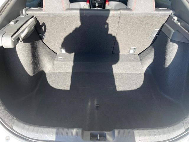 ���i�̂���������ʋ΁A���}���ɏ\���ȉ׎��X�y�[�X���m�ۂ��Ă���܂��B�Z�J���h�V�[�g��|���ƁA�傫�ȉו��̐ύڂ��\�ł���